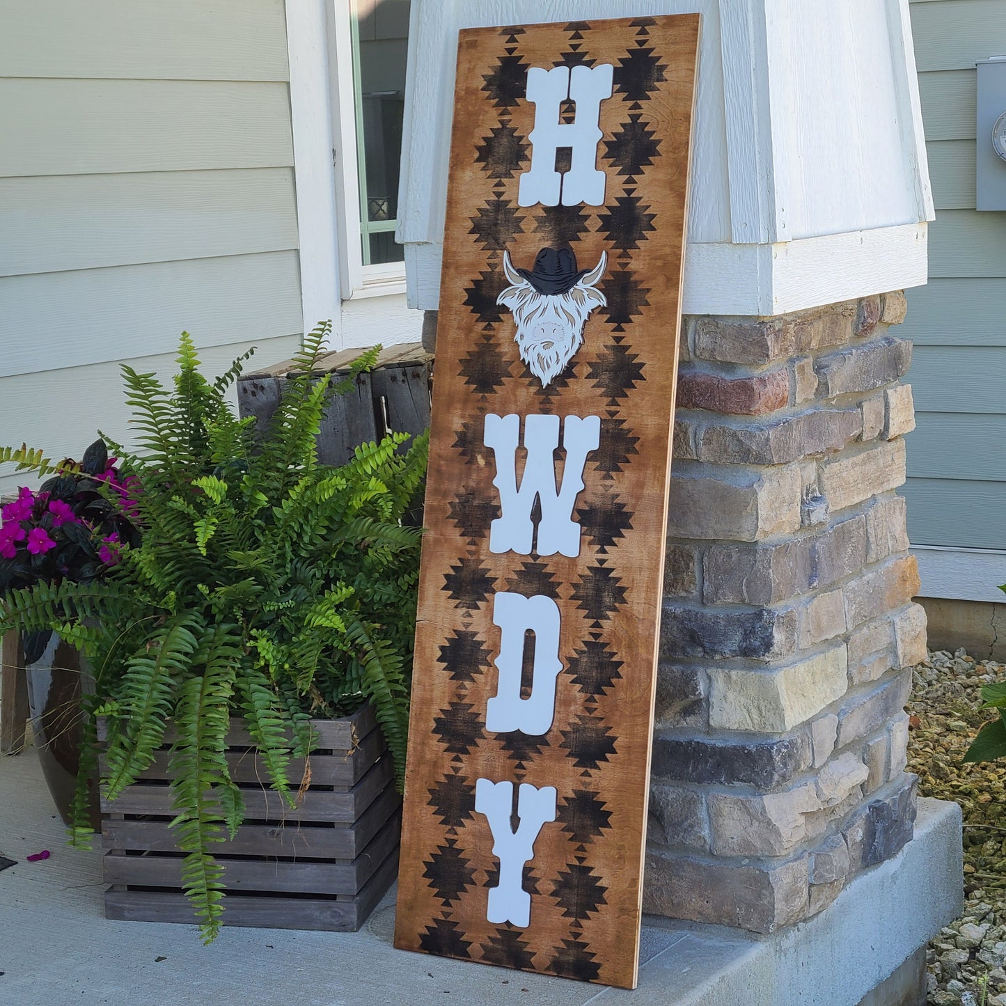 Wooden Highland Cow Howdy Western Porch Leaner Sign, Distressed Western Front Porch Decor, Rustic Highland Cow Welcome Porch Leaner Sign