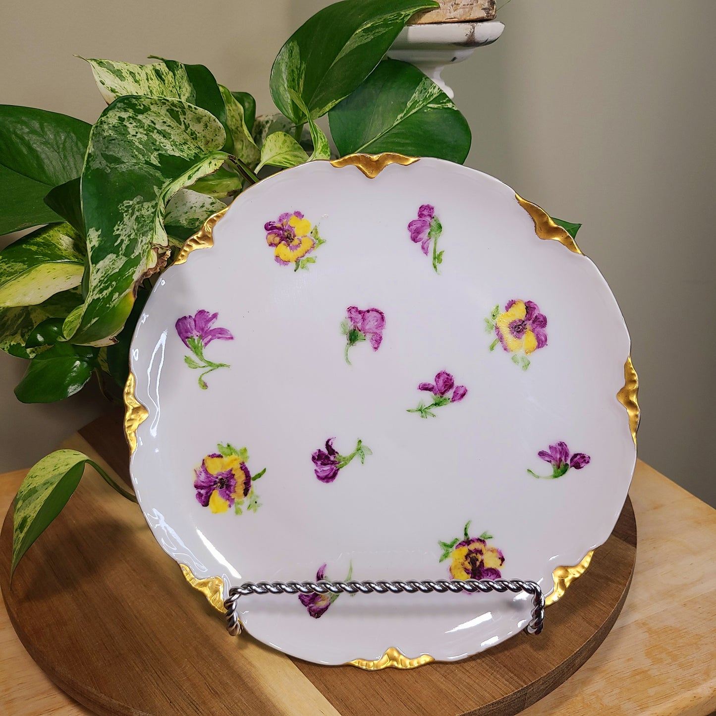 Vintage 1971 Porcelain Purple & Yellow Pansy Flowers Decorative Plate w/ Gold Trim